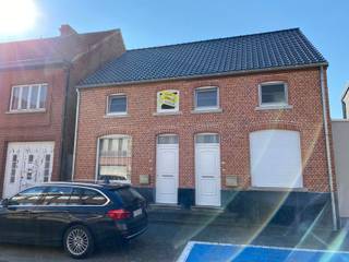 Deze gerenoveerde woning is gelegen in het centrum van Tessenderlo in een rustige straat.<br /><br />Via de inkomhal betreden we de woonkamer met toegang tot de half open keuken. De keuken is uitgerust met een koelkast, vaatwasser, keramische kookplaat en spoelbak.<br />Als we door de de keuken verder naar achter lopen komen we nog een kleine opberghoek tegen waar wasmachine en droogkast kan geïnstalleerd worden, een apart toilet en een badkamer met inloopdouche. <br /><br />Via een trap bereiken we de eerste verdieping waar 2 slaapkamers voorzien zijn. <br /><br />Vanuit de keuken hebben we via de achterdeur toegang tot het terras en tuintje met gras waar het gezellig toeven is. <br />Achteraan in de tuin heb je nog een ruim berghok voor het stallen van fietsen en andere spullen. <br /><br />Troeven <br />- Rustige ligging in het centrum<br />- Stadstuin <br />- Leuk terras. <br /><br />Beschikbaar vanaf 01/8 /2026. <br /><br />Heb je interesse? Vraag uw bezoek aan via onze website https://www.immovl.be/te-huur/list en druk op de knop '<strong>IK WENS EEN BEZOEK'.</strong>