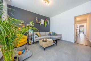 Ontdek deze leuke woning vlakbij het centrum van Harelbeke. Dankzij de ligging zijn voorzieningen nooit veraf. Winkels, scholen, openbaar vervoer,...