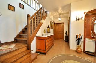 Aan de voet van de Hotond, bevindt zich deze charmante villa op een toplocatie aan de stadsrand. Hier geniet u van rust, comfort en privacy, terwijl alle nodige voorzieningen zich in de nabije omgeving bevinden. Deze instapklare woning beschikt over een <strong>gunstig EPC-label</strong>, waardoor er geen renovatieplicht geldt. Bovendien is de <strong>elektrische installatie conform</strong> en werd de woning <strong>asbestveilig</strong> verklaard. Kortom, als koper kan u hier zorgeloos intrekken en inrichten naar eigen smaak zonder enige tijdsdruk.<br /><br />Via de inkomhal met gastentoilet, komt u terecht in de bijzonder ruime en lichtrijke woon- en leefruimte. Deze staat in verbinding met de veranda en het balkon, waar u kunt genieten van het uitzicht op de tuin. Verder vinden we op het gelijkvloers een landelijke keuken uitgerust met alle nodige toestellen, een badkamer en twee volwaardige slaapkamers.<br />Op de bovenverdieping bevinden zich een ruime nachthal, een derde slaapkamer en een uitzonderlijk ruime zolderkamer met aansluitende kitchenette en extra slaapkamer. Deze verdieping biedt tal van mogelijkheden, zoals een hobbyruimte of afzonderlijk woongedeelte/co-housing/kangoeroe-woning.<br /><br />De woning is <strong>volledig onderkelderd</strong> en beschikt onder meer over een garage, wasplaats en bijzonder veel bergruimte. Ideaal voor zelfstandigen/gezinnen die opzoek zijn naar extra ruimte. Daarnaast is er nog een carport, een volledig aangelegd terras aansluitend aan de keuken, een alarminstallatie, regenwaterputten met inhoud van 15.000l en 26 zonnepanelen aanwezig<br /><br />Meer info? Contacteer Kyamo De Smet: 0479 06 13 71