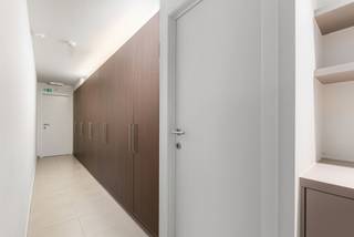 <p><strong>Instapklare kantoor-, handels- of praktijkruimte met twee verhuurde appartementen en twee garages op een uitstekende locatie nabij het winkelcentrum, scholen en openbaar vervoer.</strong></p>
<p>Deze veelzijdige investering combineert een ruime kantoor- of praktijkruimte met twee volledig gerenoveerde en verhuurde appartementen. Dankzij de kwalitatieve renovatie, de energiezuinige afwerking en de afzonderlijke toegangen vormt dit een zorgeloze opbrengsteigendom met tal van mogelijkheden.</p>
<p><strong>Kantoor-, handels- of praktijkruimte – 135 m²</strong></p>
<p>De gelijkvloerse ruimte is vandaag ingericht als kantoor, maar leent zich eveneens uitstekend voor een vrij beroep, consultatieruimte, paramedische activiteit of andere zelfstandige bestemming.</p>
<p>De huidige indeling omvat een representatieve ontvangstruimte met balie en wachtruimte, een achterliggend bureau en drie afzonderlijke kantoorruimtes die van elkaar gescheiden zijn door stijlvolle glazen wanden. De inrichting is flexibel en kan eenvoudig aangepast worden aan de specifieke noden van de toekomstige gebruiker.</p>
<p>Verder beschikt de ruimte over een technische ruimte, archiefruimte, afzonderlijk toilet en een praktische doorloop met ingemaakte kastenwand. De verzorgde, volledig ingerichte keuken biedt rechtstreeks toegang tot een ruime garage met automatische sectionaalpoort.</p>
<p><strong>Twee verhuurde appartementen</strong></p>
<p>Op dezelfde locatie bevinden zich twee energiezuinige appartementen, elk met een eigen private toegang. Hierdoor zijn er geen gemeenschappelijke delen en bijgevolg ook geen gemeenschappelijke kosten.</p>
<p>Beide appartementen werden volledig gerenoveerd, zijn instapklaar afgewerkt en beschikken over een aangenaam terras.</p>
<p><strong>Appartement 30/001 – Duplex appartement</strong></p>
<p><strong>98 m² woonoppervlakte + 12 m² terras</strong></p>
<p><strong>Gelijkvloers</strong></p>
<ul>
<li>Eigen inkomhal</li>
<li>Berging onder de trap</li>
<li>Trap naar de verdieping</li>
</ul>
<p><strong>Eerste verdieping</strong></p>
<ul>
<li>Lichtrijke leefruimte</li>
<li>Volledig ingerichte open keuken met koelkast, vaatwasser, vitrokeramische kookplaat, dampkap en warmeluchtoven</li>
<li>Ruimte voor ontbijthoek</li>
<li>Rechtstreekse toegang tot het ruime terras</li>
<li>Berging/wasplaats met aansluiting voor wasmachine</li>
<li>Badkamer met lavabomeubel en comfortabele inloopdouche</li>
<li>Apart gastentoilet</li>
</ul>
<p><strong>Tweede verdieping</strong></p>
<ul>
<li>Twee slaapkamers</li>
</ul>
<p><strong>EPC B – 101 kWh/m² jaar</strong></p>
<p><strong>Appartement 1A</strong></p>
<p><strong>94 m² woonoppervlakte + 12 m² terras</strong></p>
<p><strong>Gelijkvloers</strong></p>
<ul>
<li>Eigen inkomhal met trap naar de verdieping</li>
</ul>
<p><strong>Eerste verdieping</strong></p>
<ul>
<li>Gezellige leefruimte</li>
<li>Volledig ingerichte open keuken met koelkast, vaatwasser, vitrokeramische kookplaat, dampkap en warmeluchtoven</li>
<li>Berging/wasplaats met aansluiting voor wasmachine</li>
<li>Apart toilet</li>
<li>Badkamer met lavabomeubel en comfortabele inloopdouche</li>
<li>Twee slaapkamers</li>
<li>Toegang tot het terras</li>
</ul>
<p>Bij dit appartement wordt tevens een garage verhuurd.</p>
<p><strong>Troeven</strong></p>
<ul>
<li>Combinatie van commerciële ruimte en residentiële opbrengst</li>
<li>Twee verhuurde appartementen met eigen toegang</li>
<li>Geen gemeenschappelijke kosten</li>
<li>Volledig gerenoveerd en instapklaar</li>
<li>Energiezuinig en duurzaam afgewerkt</li>
<li>Grote raampartijen en aangename lichtinval</li>
<li>Twee garages aanwezig</li>
<li>Centrale maar rustige ligging nabij winkels, scholen en openbaar vervoer</li>
</ul>
<p>Deze eigendom biedt een interessante opportuniteit voor investeerders of zelfstandigen die wonen, werken en investeren op één locatie willen combineren, met onmiddellijke huuropbrengsten en zonder renovatiezorgen.</p>
<p></p>