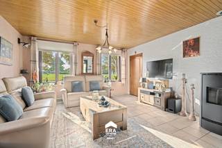 eze instapklare gezinswoning, gelegen in het gezellige Wijchmaal (Peer), biedt een ideale combinatie van rust, ruimte en bereikbaarheid. De woning bevindt zich in een groene en kindvriendelijke omgeving, met wandelroutes en scholen voor kleuter-, lager- en middelbaar onderwijs vlakbij. Dankzij de vlotte verbindingen naar Bocholt, Meeuwen en Genk geniet je hier van landelijk wonen met alle voorzieningen in de buurt.
<p><br />De open bebouwing uit 1985 is perfect onderhouden en instapklaar. De woning beschikt over 4 slaapkamers, vloerverwarming op het gelijkvloers en in de badkamer boven, een lichtrijke open leefruimte met veranda, en een inpandige garage met twee poorten. Daarnaast is er een badkamer op op verdiep, een extra berging op de eerste verdieping, een ruime wasplaats gelijkvloers, een afgesloten tuin met overdekt terras en een brede oprit met extra parkeermogelijkheden.</p>
<p><br /><strong>Enkele troeven:</strong></p>
<ul><li><strong>Energiezuinig wonen:</strong> Dankzij 12 zonnepanelen, pvc-ramen met dubbele beglazing, airco, vloerverwarming, verwarming op gas en een pelletkachel.</li><li><strong>Instapklaar en ruim:</strong> 4 slaapkamers, praktische indeling en voldoende bergruimte voor het hele gezin.</li><li><strong>Binnen- en buitencomfort:</strong> Veranda met veel lichtinval, overdekt terras en een volledig omheinde tuin voor optimale privacy.</li><li><strong>Uitstekende ligging:</strong> Nabij scholen, winkels, horeca, openbaar vervoer en groene wandelroutes in de omgeving.</li></ul>
<p><br />Wil jij comfortabel en energiezuinig wonen in een rustige, gezinsvriendelijke buurt? Plan dan vandaag nog je bezoek aan deze instapklare woning in Wijchmaal (Peer) via 089 46 48 63 of impact@era.be, Khaz helpt je graag verder!</p>