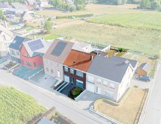 <p><strong>Ben je op zoek naar een ruime woning met 3 slaapkamers, een grote zolder met mogelijkheid tot 2 extra slaapkamers, een inpandige garage én een aangename tuin in Kerksken? Zo gevonden!</strong></p>
<p>Gelegen in Kerksken, een rustige en groene deelgemeente van Haaltert, geniet deze woning van een vlotte verbinding naar Haaltert, Aalst en Ninove, met ook de belangrijkste invalswegen en de E40 binnen handbereik. Met een bewoonbare oppervlakte van 213 m² biedt de woning volop ruimte en mogelijkheden. Het groene en vrije uitzicht, samen met de verschillende buitenruimtes, zorgt bovendien voor een aangename woonomgeving.</p>
<p>Op het gelijkvloers word je verwelkomd in de inkomhal, die toegang geeft tot de verschillende leefruimtes. Hier bevinden zich een ruime woonkamer met aansluitend de eetkamer, een bijkomende leefruimte en de keuken. Verder zijn er twee praktische bergingen, een apart toilet en een inpandige garage.</p>
<p>Op de eerste verdieping bevinden zich drie slaapkamers van respectievelijk 13 m², 17 m² en 15 m². Daarnaast is er een badkamer met ligbad, toilet en wastafel. De ruime zolder van 43 m² biedt dankzij de oppervlakte en indeling de mogelijkheid om twee extra slaapkamers te creëren. Ideaal voor een gezin dat nood heeft aan bijkomende kamers of extra polyvalente ruimte.</p>
<p>Ook buiten heeft deze woning heel wat te bieden. Je beschikt over een tuin met een aangenaam groen en vrij uitzicht, aangevuld met een ruime koer. Deze buitenruimtes bieden voldoende mogelijkheden om te ontspannen, te tuinieren of gezellig samen te genieten.</p>
<p>De woning beschikt momenteel over een EPC-label F en is bijgevolg onderhevig aan de renovatieverplichting. Dit biedt tegelijk de mogelijkheid om de woning energetisch verder te verbeteren en volledig naar eigen smaak en wensen te moderniseren.</p>