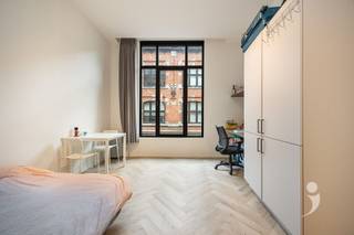 <p><span>Ontdek deze hoogwaardige en stijlvolle </span><span>studentenstudio</span><span> in een volledig gerenoveerd gebouw, gelegen in de Parijsstraat in het hart van Leuven. Het pand werd volgens de regels van de kunst gerenoveerd en afgewerkt met kwalitatieve materialen, met oog voor comfort en duurzaamheid.</span></p><p><span>De studio bevindt zich op de eerste verdieping en is uitgerust met een energiezuinige lucht-lucht warmtepomp, die zorgt voor efficiënte verwarming in de winter en aangename verkoeling in de zomer. Ze wordt volledig bemeubeld verkocht en beschikt over een comfortabele boxspring, bureau met bureaustoel, ingebouwde kleerkast en gordijn. Daarnaast is er een </span><span>praktische privatieve keuken</span><span> met ontbijtblok, magnetron en koelkast, waardoor u geniet van alle comfort binnen uw eigen studio.</span></p><p><span>Dankzij de absolute toplocatie in de Parijsstraat bevinden studenten zich op wandelafstand van campussen, winkels, horeca en het bruisende stadsleven van Leuven. Een ideale uitvalsbasis voor wie comfortabel én kwaliteitsvol wil wonen tijdens de studies.</span></p><p><span>Interesse in deze hoogwaardige studentenstudio? Contacteer ons via </span><span>016 15 31 15</span><span> of </span><span>info@immolivit.be</span><span>.</span></p><p><span> </span></p>