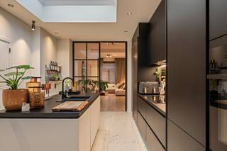 Ligging<br /><br />De woning is gelegen in een bruisende buurt van de stad Gent. Zowel met de fiets als te voet ben je meteen in het centrum van de stad.<br />In de onmiddellijke omgeving liggen er heel wat winkels, scholen, restaurants en mogelijkheden om te sporten. Het pand bevindt zich vlak aan het Muinkpark en op een boogscheut van het Zuidpark. Op vlak van openbaar vervoer bevindt u zich zeer goed (Mobiscore: 9,6) en u bevindt zich vlak aan de op- en afrit van de autostrade (E17, E40).<br /><br /><br />Beschrijving<br /><br />Binnenkomen doet u in de inkomhal die toegang verleend tot het gastentoilet, de kelder en de leefruimte. De leefruimte is lang gestrekt die via de mooie stalen deur uitkomt op de grote volledig uitgeruste keuken met extra berging. De keuken is voorzien van een grote lichtkoepel en een schuifraam om zoveel mogelijk licht in het pand te brengen. Via de keuken is er ook toegang tot het west-gerichte terras die ook is voorzien van een tuinhuis.<br /><br />Op het eerste verdiep bevindt zich de masterbedroom met ingemaakte kasten en de badkamer. Deze badkamer is voorzien van dubbele lavabo, inloopdouche en een tweede toilet. Op de tweede verdieping volgen de tweede en derde slaapkamer, op het derde verdiep de vierde slaapkamer. Deze laatste slaapkamer is ook voorzien van ingemaakte kasten en van een eigen lavabo en ligbad.<br /><br />Een unieke kans om luxueus en rustig in het centrum van de stad Gent te wonen.<br /><br />Wenst u dit pareltje te bezoeken? Contacteer Mathieu: 0474/74.64.04