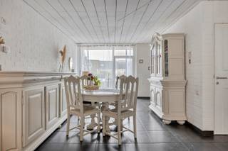 Ben je op zoek naar een appartement nabij het centrum van Wetteren? Zoek niet verder! Dit appartement te Molenstraat 68/11 heeft wat je zoekt. <br /><br />Indeling:<br />- Woonkamer<br />- Keuken<br />- 2 slaapkamers<br />- Badkamer met ligbad en toilet<br /><br />Bijzonderheden: <br />- Terras<br />- Conforme elektriciteit<br />- Geen renovatieplicht (EPC D)<br />- Alle ramen werden vernieuwd<br />- Het appartement is op heden verhuurd<br />- Mogelijkheid tot het aankopen van een garagebox voor 27.000 euro<br />- Goede ligging ten opzichte van de Markt, het station, winkels, scholen, restaurants, etc. <br /><br />Mis deze kans niet en vraag vandaag nog uw bezoek aan.