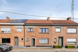 <p><span>Gezinswoning met 3 slaapkamers en garage in een rustige, kindvriendelijke straat in Sint-Baafs-Vijve</span></p><p><span>Deze ruime gezinswoning van 159 m² ligt in een rustige, kindvriendelijke straat in Sint-Baafs-Vijve. Ze heeft drie slaapkamers, een garage en achteraan een doorgang naar een speelpleintje. Een fijne thuis voor een jong gezin.</span></p><p><span>INDELING</span><span><br />Gelijkvloers: inkomhal, lichtrijke leefruimtes met zit- en eethoeken, keuken, apart toilet en toegang tot de kelder. Via de keuken bereik je het terras, de berging en de garage.<br />Eerste verdieping: nachthal, drie slaapkamers en een badkamer met lavabo, toilet en douche.<br />Zolder: zolderruimte, bereikbaar via een trapluik in de nachthal.</span></p><p><span>TROEVEN</span></p><ul><li><span>Garage achteraan met uitweg</span></li><li><span>Rechtstreekse toegang tot een speelpleintje, ideaal voor gezinnen met kinderen</span></li><li><span>Rustige, kindvriendelijke ligging</span></li><li><span>Label D is haalbaar met één eenvoudige ingreep: De woning heeft EPC-label E en valt onder de renovatieplicht. Volgens het EPC-attest kun je het vereiste label D al behalen door het dak te isoleren. </span></li></ul><p><span>Wil je zelf ontdekken wat deze woning allemaal te bieden heeft? Neem gerust contact op via 0474 86 04 52 of <span>ellen@heritagevastgoed.be</span></span><span>.</span></p><p><span>TECHNISCHE INFO</span></p><ul><li><span>EPC: 427 kWh/m²/jaar | label E | renovatieplicht van toepassing</span></li><li><span>Stedenbouwkundige info: Wg | Vg | Gmo | Gvkr | Gvv</span></li><li><span>Watertoets: perceelscore A | gebouwscore A</span></li><li><span>De vermelde oppervlakte is de bruikbare vloeroppervlakte volgens het EPC-attest</span></li></ul>