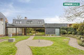 Maison à vendre à Ypres avec 3 pièces, jardin et garage. Cette maison située à Steverlyncklaan 4 est idéale pour ceux qui recherchent une maison spacieuse sur un beau terrain près du centre. Cette maison est située à 1 km de la Grote Markt et bénéficie également d'un accès facile à l'autoroute. La maison comprend une chambre de plain-pied et deux pièces supplémentaires au premier étage. Le garage et les deux allées offrent suffisamment d'espace de stationnement ! MISE EN PAGERez-de-chaussée : Entrée - salon spacieux avec coin salon et coin repas - cuisine - véranda spacieuse - chambre/bureau au rez-de-chaussée - dressing - toilettes - grand garage - joli jardin de ville orienté ouest.Premier étage : Hall de nuit - deux chambres - salle de bain luxueuse avec baignoire, douche et toilettes.Ce bien est soumis à l'obligation de rénovation imposée par le gouvernement flamand pour les bâtiments résidentiels (sauf en cas de démolition dans les 5 ans suivant l'achat). Pour plus d'informations, veuillez consulter le site web de l'Agence flamande de l'Énergie et du Climat via https://www.vlaanderen.be/een-woning-kopen/renovatieverplichting-voor-residentiele-gebouwen