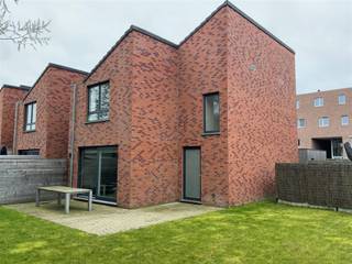 Ruime,  instapklare woning met 3 slaapkamers, garage en tuin met terras in het centrum van Waregem.  Deze woning heeft een bewoonbare opp. van 140...