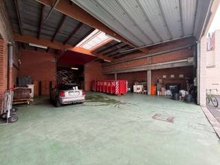 Op een strategische ligging in Sint-Amandsberg, bieden wij deze ruime en multifunctionele B2B-site te huur aan, ideaal voor...