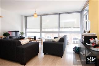 <strong><u>Instapklaar 2-slaapkamerappartement recht in het centrum van Hasselt - met 2 kelderbergingen! <br /><br />TROEVEN:</u></strong><br />- Energiezuinig: EPC label B! <br />- Elektrische installaties goedgekeurd tot 2047 <br />- 2 slaapkamers <br />- Centrumlocatie met alle voorzieningen binnen handbereik <br />- 2 kelderbergingen, waarvan eentje van maar liefst 17 m² <br /><br />Welkom in dit tof appartement in de Hasseltse Demerstraat, dé winkelstraat bij uitstek in het altijd levendige stadscentrum! Het appartement is gelegen op de tweede verdieping en bereikbaar via de centrale traphal of met de lift. De indeling omvat aan de straatzijde een ruime woonkamer, een geïnstalleerde keuken en een gezellig overdekt terras met zicht op de winkelstraat.<br />Centraal in het appartement is er de inkomhal, het toilet, de badkamer met ligbad en wastafel en een aparte berging/wasplaats. Aan de achterzijde tenslotte zijn er 2 slaapkamers die beiden toegang geven tot een tweede terras. Voor extra opslagruimte is er een zeer ruime en afsluitbare berging van maar liefst 17 m² in de kelderverdieping. Het appartement werd door de huidige bewoner volledig gerenoveerd waaronder laminaatvloeren, een moderne keuken, elektrische screens aan de voorzijde, en rolluiken aan de achterzijde, eveneens elektrisch. <br /><br />In het complex is er een gezamenlijke fietsenstalling voor de bewoners en voor de auto biedt de stad gratis bewonersparkeren voor 2 voertuigen aan in zone centrum, met uitbreiding naar enkele slagboomparkings in de nabije omgeving.<br /><br />Een instapklaar, tof appartement op een perfecte locatie voor diegene die ten volle van het stadsleven wenst te genieten of op zoek is naar een rendabele investering! René leidt je met veel plezier rond.