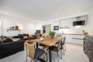 <strong>Charmant en instapklaar appartement op de benedenverdieping gelegen aan de rand van het centrum. Indeling met o.a. 2 slaapkamers, terras, binnenkoer, autostaanplaats . Prima Epc-score: 117 kWh/m² (label B).</strong><br /><br /><strong>Ligging:</strong> aan de rand van het centrum<br /><br /><strong>Indeling:</strong> inkomhal, woonkamer, keuken, berging, badkamer, 2 slaapkamers, autostaanplaats, kelderberging, terras, binnenkoer<br /><br /><strong>Omschrijving:</strong> charmant en instapklaar appartement op de gelijkvloerse verdieping. Het volledige appartementsgebouw (10 appartementen) werd in 2022 volledig gerenoveerd. Indeling met inkomhal, woonkamer met open keuken met kastwerk, eiland en toestellen. Krachtige airco geeft koeling aan het volledige appartement. Binnenkoer met airco buitenunit. Berging met cv op gas en aansluitingen voor wasmachine en droogkaast. Mooie badkamer met grote inloopdouche en badkamermeubel. Achteraan 2 slaapkamers waarvan 1 slaapkamer uitgeeft op het gezellige zuidterras. Overdekte autostaanplaats en kelderberging zijn verplicht bij aan te kopen aan €20000.<br /><br />Prima epc-score 117 kWh/m² (label B) en conforme elektriciteit. Postinterventiedossier is aanwezig. Asbestvrij. Maandelijkse lasten bedragen € 90.<br /><br /><strong>Bijzondere informatieplicht</strong>: in aanvraag.