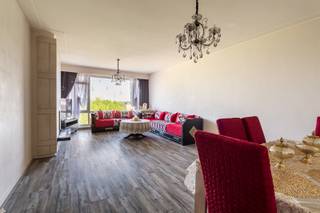 Opendeur: 15/11, 10.00 – 12.00 uur, op afspraak<br />Gelegen aan het Rucaplein, op korte afstand van park Den Brandt en het het Nachtegalenpark, evenals van scholen, de universiteit, winkels, recreatieve voorzieningen en uitstekende verbindingen met het openbaar vervoer en snelwegen. Het gebouw is goed onderhouden en dat merk je meteen bij het betreden van de inkomhal. Het ruime appartement bevindt zich op de 6de verdieping en valt op door de overvloed aan lichtinval, waardoor je kunt genieten van een prachtig uitzicht vanaf zowel het voorste terras als de 2 terrassen aan de achterzijde.<br />De inkomhal is ruim en biedt veel mogelijkheden. Tevens is er een aparte ruimte voor de wasmachine en droogkast.<br />De keuken is van alle gemakken voorzien en grenst aan het 1ste zonneterras. Aangrenzend vind je de woonkamer.Vanuit de woonkamer bereik je via de centrale hal, die voorzien is van ingemaakte kasten. Daarnaast is er een extra kamer die kan dienen als berging. Verder zijn er een apart WC, een 1ste badkamer met douche en wastafel, en een 2de badkamer met een bad, WC en dubbele wastafel.<br />Aan de achterzijde bevinden zich 3 slaapkamers, waarvan 2 toegang geven tot het 2de en 3de terras.<br />Het appartement beschikt tevens over een berging en een ondergrondse staanplaats, die voor €20.000 mee aangekocht kan worden. Daarnaast is er een gemeenschappelijke fietsenstalling en afvalberging aanwezig.<br />EPC B-P-score C & G-score B-stedenbouw Vg-Wg- Gmo- Gvkr- Gvv<br />Info: www.walls.be of 03 233 33 00