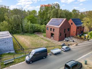 Graag stellen wij u deze prachtige bouwgrond in de Dreefstraat te Bierbeek voor. Rustig gelegen aan de voet van een natuurgebied, met scholen, winkels en openbaar vervoer in de nabije omgeving, geniet u hier van alle rust terwijl het centrum van Leuven zich op slechts 10 km bevindt. Het perceel omvat een bouwgrond van 797 m² en wordt bovendien aangevuld met een aansluitend natuurgebied van maar liefst 64,69 are, wat dit aanbod bijzonder uniek maakt. Het perceel is westelijk georiënteerd en valt binnen een verkavelingsvergunning waarvan de bouwvoorschriften een maximale bouwdiepte voorzien van 15 m op het gelijkvloers en 12 m op de verdieping, met op het gelijkvloers bijkomend nog 3 m voor een open, overdekte of beglaasde constructie zoals een wintertuin of veranda. Op de bouwgrond kan een eengezinswoning gerealiseerd worden, met daarnaast ook mogelijkheden voor complementaire functies zoals een vrij beroep, kantoorfunctie of dienstverlening. Ook de aanleg van een zwembad of zwemvijver is mogelijk. Daarnaast kan eveneens een bijgebouw opgericht worden, met een maximale oppervlakte van 21 m². Dankzij moderne architectuur en optimale lichtinval kan hier een eigentijdse en comfortabele woning gerealiseerd worden. Heeft u vragen of wenst u graag een bezoek? Aarzel niet ons te contacteren via info@homies.be of via 016 22 82 22.<br /> 