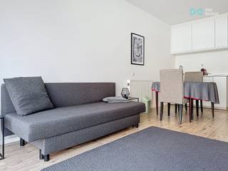 We Invest a le plaisir de vous présenter ce charmant studio de 26 m², situé au premier étage, lequel se trouve à proximité immédiate de la plage de Nieuport et de toute commodité: commerces, restaurants et transports en commun.L'espace de vie est optimisé grâce à une petite cuisine fonctionnelle et un séjour confortable, qui se transforme aisément en espace nuit douillet. La salle de bains, récemment rénovée, est équipée d'une d'une cabine de douche, d'un d'un lavabo et de WC. Le bien dispose également d'un agréable espace extérieur. <br />Une cave privative offre un espace de rangement supplémentaire. À l'arrière de l'immeuble, des emplacements de parking sont disponibles, ainsi qu'un local à vélos.<br />Atouts supplémentaires : PEB C (pas d'obligation de rénovation), absence d'amiante et installation électrique conforme.<br />Un bien idéal pour un investissement rentable ou pour une résidence secondaire à la côte!