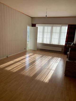 <p>Ontdek de charme van dit 1 slaapkamer appartement, gelegen in de Gudrunlaan in het hart van Merksem. Dit instapklare appartement bevindt zich op de eerste verdieping. Met een praktische indeling beschikt het over een gezellige woonkamer, een functionele keuken en een comfortabele slaapkamer. De badkamer grenzende aan de woonkamer aan de straatzijde is volledig nieuw  en biedt alle noodzakelijke voorzieningen.</p>
 

<p>De perfecte locatie biedt jou niet alleen alle gemakken van de stad in de nabijheid, maar ook een rustige uitvalsbasis om te ontsnappen aan de drukte. <br /><br />Het appartement is voorzien van een individuele verwarmingsketel op gas, privatieve elektrische aansluiting en een gemeenschappelijke wateraansluiting. Maandelijks voorschot voor de kosten bedraagt hierdoor amper 50,00 euro.<br /><br /> </p>