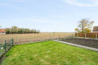 Deze alleenstaande woning is gelegen op een landelijke ligging in Houthulst.<br /><br /><span>De woning is als volgt ingedeeld:</span><br /><span>Gelijkvloerse verdieping: inkomhal met gastentoilet, leefruimte met aansluitend veranda met zicht op de tuin, keuken, badkamer, 2 ruime slaapkamers, tuin met terras, bijgebouw/ garage en een prachtig landelijk verzicht.<br />Zolderverdieping: mogelijkheid tot 2 slaapkamers.</span><br /><br />De woning beschikt ook over een ruime oprit, garage met bijgebouw en een tuin met prachtig landelijk verzicht.<br /><br />Deze prijs is een VANAFprijs. Elk bod gelijk of hoger aan deze prijs wordt voorgelegd aan de eigenaars.<br /><br /><span>PLUSPUNTEN:</span><br /><span>- ZEER RUSTIG GELEGEN</span><br /><span>- BIJGEBOUW</span><br /><span>- MOGELIJKHEID TOT 4 KAMERS<br /></span>
