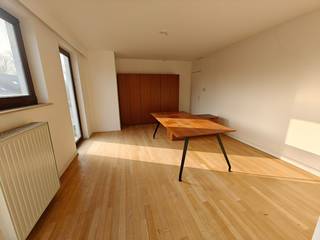 Deze kantoorruimte op de eerste verdieping beschikt over twee lichtrijke werkruimtes, een praktische kitchenette, een berging en een apart toilet. Ideaal voor wie comfortabel én efficiënt wil werken.<br /><br />Dankzij de gunstige ligging aan de Wijnegemsesteenweg, vlakbij de belangrijkste invalswegen, ben je altijd snel onderweg. Bovendien vind je binnen 2 minuten rijden een supermarkt. <br /><br />De gemeenschappelijke kosten bedragen slechts 50 euro per maand, inclusief onroerende voorheffing.