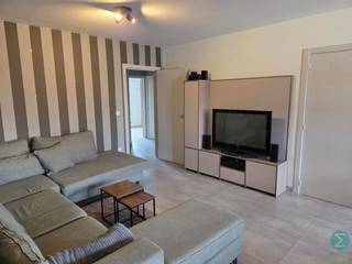 <span><strong>Prachtig 2-slaapkamer appartement met garage en terras gelegen in het centrum van Arendonk nabij winkels, scholen en horeca.<br />BEZOEKERSSTOP VOOR HET EERSTE BEZOEKMOMENT.<br /></strong></span>
<p>Bij het betreden van dit verzorgd appartement komt u binnen in een nette inkomhal die toegang biedt tot de verschillende leefruimtes en meteen een gevoel van orde en ruimte creëert.</p>
<p>De lichtrijke woonkamer vormt het hart van het appartement. Dankzij de open indeling geniet u hier van een aangename leefruimte met voldoende plaats voor zowel een gezellige zithoek als een volwaardige eetplaats. De grote raampartijen zorgen voor een optimale lichtinval en een aangename sfeer doorheen de dag.</p>
<p>Aansluitend bevindt zich de open, volledig ingerichte keuken, uitgerust met alle nodige toestellen. Deze praktische keuken biedt voldoende werk- en opbergruimte en sluit naadloos aan bij de leefruimte, ideaal voor wie houdt van open en hedendaags wonen.</p>
<p>Verder beschikt het appartement over een afzonderlijke wasplaats/berging, wat zorgt voor extra comfort en praktische opslagmogelijkheden.</p>
<p>Via de nachthal bereiken we:</p>
<ul>
<li>
<p>Twee volwaardige slaapkamers, geschikt als master bedroom, kinderkamer of bureau.</p>
</li>
<li>
<p>Een apart gastentoilet.</p>
</li>
<li>
<p>Een verzorgde badkamer met lavabo en ruime inloopdouche.</p>
</li>
</ul>
<p>Als bijkomende troef is er een aangenaam terras, waar u in alle rust kan genieten van een ontbijt in de ochtendzon of een ontspannen avondmoment.</p>
<p>Tot slot beschikt dit appartement over een privatieve garage met automatische poort, wat niet alleen extra comfort maar ook veiligheid garandeert.</p>
<span><strong>Beschikbaarheid</strong></span>: 01/06/2026.<br /><br /><span><strong>Huurprijs</strong></span>: €990,00 per maand inclusief servicekosten.<br /><br /><span><strong>EPC</strong></span>: 116 kWh/m².