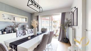 ANDERLECHT – Appartement met 2 slaapkamers en terras. Gelegen in een rustige en groene omgeving, vlakbij het Westland Shopping. Dit lichte appartement van ±96 m² bestaat uit een inkomhal met vestiaire, een wasruimte, een woonkamer met eetgedeelte die uitgeeft op een zuidoostelijk georiënteerd terras, een aparte volledig uitgeruste keuken, 2 slaapkamers en een badkamer met dubbele wastafel, bad/douche en een apart toilet. Individuele gasketel, dubbele beglazing, elektriciteit conform, EPC: D.<br />Kelder inbegrepen. Parkeerplaats: €28.000. Ideaal als eerste aankoop of investering.