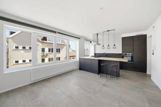 Ontdek dit volledig gerenoveerde appartement op de tweede verdieping, gelegen in het rustige en gegeerde Mariakerke, vlakbij zee en alle voorzieningen.<br /><br />Bij het betreden van het appartement kom je in de inkomhal met apart gastentoilet. De leefruimte met open keuken vormt het hart van de woning en geniet van veel natuurlijk licht. De moderne keuken is volledig uitgerust met onder andere een inductiekookplaat, oven, vaatwasser en koelkast met diepvries.<br /><br />Verder beschikt het appartement over twee slaapkamers en een verzorgde badkamer met inloopdouche.<br /><br />Het uitstekende EPC-label A (96 kWh/m²), de conforme elektriciteit en de lage syndicuskosten zorgen voor een interessante opportuniteit - ideaal als vaste woonst, tweede verblijf of investering.<br /><br />Als extra troeven zijn er een individuele berging (via aparte ingang) en een gemeenschappelijk dakterras waar je heerlijk kan genieten.<br /><br />Kortom: een zorgeloos, instapklaar appartement op een uitstekende ligging aan de kust.<br /><br />Interesse? Contacteer ons en plan uw bezoek in!