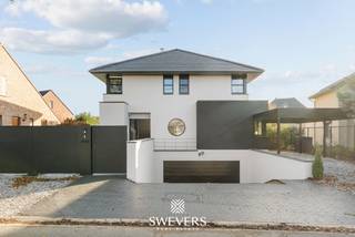 Interesse? Meer informatie op www.SWEVERS.be. - Deze instapklare open bebouwing nabij het centrum van Paal werd tussen 2022 en 2025...