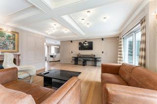 Roeselare - Stadsrand : charmante instapklare open bebouwing met prachtige tuin en ruim wooncomfort (3 slpks) 715 m²<br /><br />Welkom in deze<strong> karaktervolle woning met Frans dak</strong>, oorspronkelijk gebouwd in 1965 maar volledig <strong>gerenoveerd in 2000</strong> – met oog voor kwaliteit, comfort en stijl. Gelegen in een rustige, residentiële wijk op een perceel van 715 m², biedt deze woning een<strong> warme thuis in een groene omgeving</strong> met diverse gezellige hoekjes in de tuin om tot rust te komen.<br /><br />Met een <strong>bewoonbare oppervlakte van ca. 250 m²</strong> is er meer dan voldoende ruimte om comfortabel te wonen en te genieten van elk moment, zowel binnen als buiten.<br /><br /><u>Indeling gelijkvloers:</u><br />Via de royale inkomhal met gastentoilet kom je terecht in de <strong>lichtrijke</strong> woonkamer met aansluitend salon, een perfecte plek voor gezellige familiemomenten. De <strong>tuingerichte keuken</strong> straalt klasse uit en is voorzien van alle comfort. Aansluitend vind je de praktische wasplaats en de veranda, die dankzij een aanwezige warmtebron ook tijdens koudere maanden een heerlijke plek blijft.<br />Verder beschikt de woning over een <strong>dubbele garage</strong> en ruime oprit met staanplaatsen voor meerdere wagens – parkeren is hier dus nooit een probleem.<br /><br /><u>Eerste verdieping:</u><br />Op de verdieping bevinden zich <strong>drie ruime slaapkamers,</strong> elk met ingebouwde kasten op maat en veel opbergruimte. De <strong>stijlvolle badkamer</strong> is uitgerust met zowel een ligbad als een inloopdouche, ideaal voor gezin of koppels die comfort hoog in het vaandel dragen.<br /><br /><u><em>Troeven van deze woning:</em></u><br />Volledig gerenoveerd en uitstekend onderhouden<br />Veel leefruimte en natuurlijke lichtinval<br />Alarmsysteem voor extra veiligheid<br />Rolluiken en parketvloeren voor een gezellige, warme uitstraling<br />Rustige ligging in een aangename, residentiële buurt<br />Tuin met verschillende zithoekjes en privacy<br /><br /><br />Deze woning is perfect voor wie op zoek is naar ruimte, rust en comfort, zonder in te boeten op bereikbaarheid en charme.<br />Maak snel een afspraak en ontdek zelf deze unieke woonkans!  Bel ons op het nummer 051/62 40 40