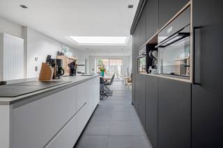 Deze woning kent enorm veel troeven door zijn centrale ligging, renovatie met degelijke materialen, zonnige tuin met veel ruimte, ... De indeling van de woning is als volgt: inkomhal met praktische inbouwkasten onder de trap, gastentoilet, aangename en lichtrijke leefruimte op keramische tegel en schuifraam naar buiten toe, impressionante leefkeuken voorzien van degelijke toestellen, berging met aansluiting wasm/droogkast. Op de 1ste verdieping bevindt zich de ouderlijke slaapkamer, zeer ruime badkamer met dubbele lavabo, ligbad en douche. Op de 2e verdieping zijn er nog 2 aangename kinderkamers. Buiten: aangelegd terras, gezellige en ruime tuin voor in het centrum met voldoende privacy, ruim tuinhuis voor fietsen. Kortom maak spoedig uw afspraak voor een bezoek aan deze instapklare woning.