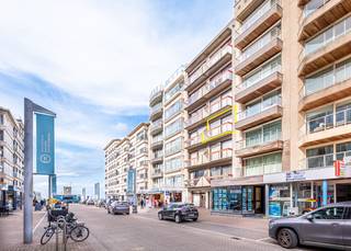 Gezellig en zonnig tweekamerappartement met zijdelings zeezicht in het centrum van St-Idesbald. Het appartement bevindt zich op de derde verdieping van de residentie Anaïs en is perfect gelegen voor een verblijf aan zee. Je hoeft de straat met de tram niet over te steken om naar de zee te gaan. De supermarkt, bakkers, slagers, viswinkels en restaurants liggen op een steenworp van het appartement.<br /><br />Via de inkomhal kom je binnen in de zonnige en gezellige woonkamer met toegang tot balkon met zeezicht, open ingerichte keuken voorzien van elektrische kookplaat, combi-microgolf, vaatwasser, koelkast met vriesvak. De badkamer heeft een ligbad met douchewand en twee wastafels. Het toilet is afzonderlijk van de badkamer. Achteraan liggen de 2 slaapkamers, één slaapkamer met dubbel bed en één slaapkamer met een stapelbed. Berging aanwezig. <br /><br />Privatieve kelder inbegrepen in de prijs!<br /> <br />TROEVEN:
<ul>
	<li>Erkend vakantieappartement (conform logiesdecreet): overname verhuur mogelijk</li>
	<li>Zonnig &amp; west gericht</li>
	<li>Zijdelings zeezicht </li>
	<li>EPC label B</li>
	<li>Elektriciteit = conform</li>
	<li>Condenserende ketel op aardgas werd in 2025 nieuw geplaatst</li>
</ul>
Op zoek naar een tweede verblijf te Sint-Idesbald? Investeren in een pand met verhuurpotentieel? Contacteer ons vandaag nog voor een afspraak ter plaatse. 