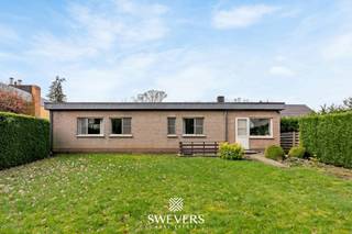 Voor meer info en foto’s, surf naar www.swevers.be – Instapklare open bebouwing op een mooi perceel van 843 m² in Koersel, waar ruimte, comfort en een praktische indeling mooi samenkomen. Deze woning uit 1965, gelegen in de Reigerstraat 17, biedt een bewoonbare oppervlakte van 140 m² en beschikt over een vernieuwde badkamer uit 2016. De inkomhal geeft toegang tot de verschillende leefruimtes. Centraal in de woning ligt de lichtrijke woonkamer van 26,42 m², met aansluitend een gezellige zithoek. De praktische keuken van 9 m² staat in directe verbinding met de leefruimte, wat zorgt voor een vlotte circulatie. Verder is er nog een extra kamer die vandaag ingericht is als ontbijthoek, maar ook perfect kan dienen als bureau, hobbyruimte of speelkamer. Vanuit deze ruimte is er toegang tot het terras. Via de nachthal bereik je drie slaapkamers van 9 m², 9 m² en 15,75 m². De badkamer is uitgerust met een ligbad en wastafel, en het toilet is apart voorzien. Extra troeven zijn de kelder van 30 m² met meerdere praktische ruimtes en de garage van 16 m². De oostgerichte tuin biedt veel ochtend- en voormiddagzon en vormt een fijne buitenruimte om verder naar eigen smaak in te richten. Bovendien woon je hier op een gunstige locatie, met winkels op 90 meter, openbaar vervoer op 36 meter, scholen, restaurants en ontspanning in de nabije omgeving, en een vlotte verbinding naar de snelweg op 5,6 km. Een ideale woning voor wie op zoek is naar een verzorgde gezinswoning met potentieel. Voor meer informatie, bel 011 255 155. Bron bewoonbare oppervlakte: EPC – verslag.