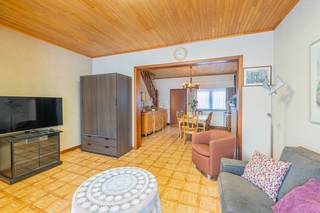 <p>Deze woning met vier slaapkamers aan de Stuivenbergbaan in Mechelen biedt ruimte en indeling die zich uitstekend leent voor een grondige renovatie naar eigen inzicht. Het pand telt vier slaapkamers en een badkamer, aangevuld met een garage, parkeergelegenheid, een tuin en een terras. Deze combinatie van buitenruimtes en bijgebouwen maakt het pand bijzonder geschikt voor wie zowel binnen als buiten voldoende plaats wil creëren, afgestemd op een eigen woonwens. Bij binnenkomst wacht een indeling die de basis vormt voor een woning op maat. De vier slaapkamers bieden ruimte voor een gezin of voor wie nood heeft aan een bureau of hobbyruimte, terwijl de badkamer het geheel comfortabel houdt. Doordat de woning zich in een te renoveren staat bevindt, kan u de indeling en afwerking volledig naar uw smaak invullen, zonder rekening te houden met eerdere keuzes. Dat geeft u de vrijheid om functies zoals een ruimere keuken, een open leefruimte of een extra badkamer te voorzien waar u dat wenst. Buiten sluit de tuin aan bij de woning en biedt die de mogelijkheid om buiten te ontspannen of te tuinieren, terwijl het terras zich leent tot een rustige zithoek. De aanwezigheid van een garage en bijkomende parkeerplaats zorgt ervoor dat u steeds verzekerd bent van een parkeerplek, wat het dagelijks gebruik van de woning vereenvoudigt. Deze buitenruimtes, samen met de bijgebouwen, vormen een stevige basis voor een woning die na renovatie volledig aan uw wensen kan beantwoorden. Deze woning aan de Stuivenbergbaan in Mechelen combineert een ruime indeling met vier slaapkamers, een tuin, een terras en parkeermogelijkheden, en biedt zo een uitgelezen uitgangspunt voor een renovatieproject op maat.</p>