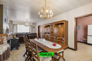 Deze halfopen bebouwing met grote tuin is, mits een renovatie, perfect voor een gezin dat wil genieten van rust en open ruimte vlakbij het...