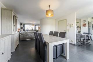 <strong>Te koop: instapklaar, ruim appartement met 3 slaapkamers op gunstige locatie in Heestert (Zwevegem).</strong><br /><br /><br />Ontdek dit instapklaar duplexappartement met 3 slaapkamers op een toplocatie in het centrum van Heestert. Het is een lichtrijk appartement met een bewoonbaar oppervlakte van 130m² en beschikt over een ruime en aangename leefruimte.<br /><br />Het appartement is <strong>momenteel verhuurd</strong>, waardoor het ook voor investeerders een interessante opportuniteit vormt, met een <strong>nettorendement van 3,9%.</strong><br /><br /><br /><u><strong>Indeling:</strong></u><br />Inkomhal met toilet, lichtrijke leefruimte met eetplaats en volledig ingerichte keuken, grote berging, 3 volwaardige slaapkamers, badkamer met bad, douche en dubbele lavabo. Er zijn ook 2 terrassen.<br /><em>Garage kan optioneel bijgekocht worden.</em><br /><br /><u><strong>Troeven:</strong></u>
<ul><li>Centrale locatie - dichtbij winkels, slager, bakker ...</li><li>Gunstig EPC C</li><li>Instapklaar met 3 ruime slaapkamers</li><li>Interessante investering - nettorendement van 3,9%</li><li><em>Optioneel kan er een garagebox bijgekocht worden ter waarde van 25.000 euro</em></li></ul>
<br /><strong>Interesse in dit appartement? Neem zeker contact op met Indra voor meer info of een bezoek - 0473/61.10.10.</strong>