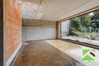 Appartement 1 is een bijzonder ingedeeld duplexappartement van ca. 122 m², waarbij wonen en slapen mooi van elkaar gescheiden zijn. De twee slaapkamers en badkamer bevinden zich op het gelijkvloers, terwijl de leefverdieping een niveau lager rechtstreeks aansluit op de achterliggende buitenruimte.<br /><br />Op het gelijkvloers bevinden zich de inkomhal, twee slaapkamers en badkamer. Via de interne trap bereik je het tuinniveau (-1) met de open leefruimte, bestaande uit salon, eetkamer en keuken, aangevuld met een praktische berging. Dankzij de ligging aan de achterzijde sluit deze verdieping mooi aan op de privatieve buitenruimte.<br /><br />Zoals alle appartementen in CHE VISTA! wordt ook deze eenheid uitgerust met een lucht-waterwarmtepomp, vloerverwarming doorheen het volledige appartement en ventilatiesysteem D.<br /><br />Troeven: 2 slaapkamers, ca. 102 m², leefruimte op tuinniveau, zuidgerichte buitenruimte, private parkeerplaats, warmtepomp en vloerverwarming, BEN-niveau E30 met mogelijkheid tot E10.<br /><br />Dit appartement kan onder de wettelijke voorwaarden in aanmerking komen voor aankoop aan het verlaagde btw-tarief van 6% in het kader van afbraak en heropbouw.<br /><br />Lijkt deze woning wel iets voor jou? Plan dan snel een bezoek door te bellen naar 012 23 00 23 of stel je vragen aan dries@immo-leroi.be