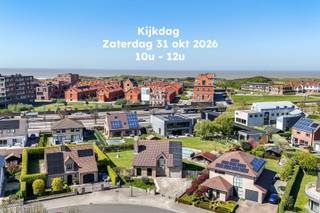 Op zoek naar een ruime, instapklare open bebouwing nabij zee? Deze alleenstaande woning (1998) ligt in een rustige woonwijk op een perceel van 834 m² en biedt comfort, ruimte en tal van extra’s.<br /><br />U wordt verwelkomd in een verzorgde inkomhal met gastentoilet. De lichtrijke leefruimte met houtcassette en schuifraam sluit naadloos aan op de tuin. De ruime, volledig uitgeruste keuken met vaste eettafel vormt het hart van de woning. Aansluitend zijn er praktische bergingen en een garage met wasplaats en bijkeuken.<br /><br />De woning beschikt over een volwaardige kelderverdieping (+/- 100 m²) (h = 2,30 m) met o.a. mancave, salon, wijnkelder en diverse bergruimtes. Op de eerste verdieping bevinden zich drie slaapkamers, een apart toilet en een badkamer met jacuzzi en dubbele lavabo in meubel. De zolder biedt extra opslagmogelijkheden.<br /><br />Buiten geniet u van een volledig omheinde tuin met terras en zonneluifel, een zwemspa met jetstream en een tuinhuis met elektriciteit. De oprit is uitgerust met hydraulisch bedienbare palen.<br /><br />Extra troeven: 22 zonnepanelen, CV op aardgas (Vaillant), regenwater, waterontharder en dubbele beglazing.<br /><br />Ideaal als gezinswoning of tweede verblijf aan de kust!<br />Benieuwd naar deze topper? Bel ons op om uw afspraak vast te leggen op het gekende nummer 059/250 590