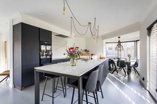 Deze gezellige, ruime en volledig gerenoveerde villa ligt in het hart van Deerlijk. Op wandelafstand van scholen, winkels en alle...