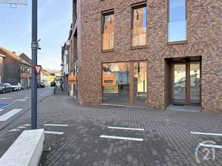 <p>Afgewerkt nieuwbouw handelspand van 109 m2 te koop in het centrum van Baal/Tremelo!!</p><p>Op een gunstige locatie, bieden wij u dit prachtig handelspand aan. Dankzij de centrale ligging, goede bereikbaarheid en ruime parkeermogelijkheden rondom is dit een uitstekende opportuniteit voor wie een succesvolle zaak wilt uitbouwen. Ideaal voor kapperszaak, kantoor, schoonheidssalon, ... (zie voorbeelden in de foto's)</p><p>Kenmerken van de zaak:<br />- Gezellige lichtrijke ruimte<br />- Zonnepanelen<br />- 2 parkings incl. de prijs<br />- Afwerking mogelijk in samenspraak<br />- ...</p><p>Voordelen van de locatie:<br />- Centrale ligging met veel zichtbaarheid<br />- Goede bereikbaarheid met belangrijke invalswegen<br />- ...</p><p>Klaar om meteen te starten?</p><p>Wil je dit handelspand bezoeken bel dan 016/90 10 21 of mail info@future-home.be.</p><p>Wens je een gratis schatting? Vergeet dan zeker geen contact met ons op te nemen!!!</p><p>Woongebied, Vergunning, Geen verkavelingsvergunning, Geen dagvaarding, Geen voorkooprecht</p>