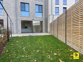Appartement élégant et moderne au rez-de-chaussée avec 2 chambres à coucher et un jardin agréable. Le parking souterrain peut être loué à € 100...