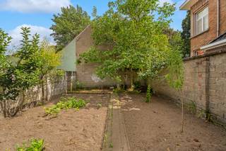 Deze verrassend ruime gezinswoning is rustig gelegen in Oostakker en biedt alle comfort voor een gezin. Met vier volwaardige slaapkamers, een praktische indeling en een stadstuin is dit de ideale woning voor wie ruimte en een aangename woonomgeving zoekt.<br />Bij het betreden van de woning komt u terecht in de lichtrijke leefruimte met ingebouwde wandnissen, die zorgen voor een gezellige uitstraling. Aansluitend bevindt zich de ruime keuken.<br />De woning beschikt over vier slaapkamers, waaronder een ruime afgewerkte zolderkamer die perfect kan dienen als master bedroom, hobbyruimte of thuiskantoor. Daarnaast zijn er twee badkamers, wat extra comfort biedt voor een groter gezin.<br />Achteraan bevindt zich een stadstuin met tal van mogelijkheden. Of u nu een terras, speelruimte of moestuin wenst, hier geniet u volop van het buitenleven.<br /><br />Pluspunten<br />-Vier volwaardige slaapkamers<br />-Ruime afgewerkte zolderkamer<br />-Twee badkamers<br />-Stadstuin<br />-Rustige ligging in Oostakker<br /><br />Heeft u interesse in dit pand? Neem snel contact op via het nummer 0484 14 96 86 of info@oko.immo