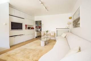 <p>Lichtrijk 2-slaapkamerappartement met zonnige tuin van 80 m² in Hoboken<br />Rustig gelegen aan het einde van een doodlopend stuk van de Bosschaertstraat vindt u dit instapklare appartement in een gebouw uit 2007 (EPC B). Met zijn volhouten parketvloeren, gerenoveerde keuken en zuidoost-gerichte tuin van maar liefst 80 m² combineert het comfort, kwaliteit en buitenruimte, een zeldzaamheid in de stad.<br /><br />Troeven:<br />+ Tuin 80 m² Zuidoostelijke oriëntatie<br />+ EPC: B<br />+ Rustige ligging in doodlopende straat<br />+ Stijlvolle keuken met hoogwaardige afwerkingen<br />+ Twee ruime slaapkamers (12,5 m² en 14 m²)<br />+ Echte volhouten parketvloeren<br /><br />De leefruimte met volhouten parket sluit aan op de prachtig Zuid-oostelijk georiënteerde tuin met veel mogelijkheden. Ook met zicht op de tuin vinden we de gerenoveerde keuken, uitgerust met witte toestellen en een groen composieten werkblad. Achter de keuken bevindt zich een grote, praktische berging met ingebouwde kasten.<br />Beide slaapkamers liggen aan de straatkant, waar het doodlopende karakter van de straat voor absolute rust zorgt. De grootste kamer meet 14 m², de tweede 12,5 m² en beschikt over volledig ingebouwde kasten.<br />De badkamer is afgewerkt met een hoogwaardige mozaïekbetegelde inloopdouche en een groot dubbel lavabomeubel. Het aparte toilet is in dezelfde materialen uitgevoerd.<br /><br />Interesse in dit rustig gelegen appartement vlak tegen het bruisende centrum van Hoboken?<br />Bel of whatsapp 0478 65 04 73 voor een afspraak!</p>