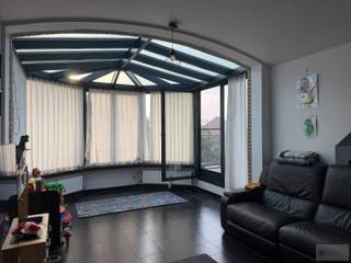 Mooi appartement met 1 slpk en terras te Herenthout! <br /><br />Dit appartement bestaat uit een inkomhal met apart gastentoilet, een lichtrijke woonkamer, keuken met eetruimte, één ruime slaapkamer (met inbouwkast), badkamer (voorzien van douche, wastafel en aansluiting voor wasmachine), aparte berging, zolder (zonder vaste trap), ruim aangenaam terras en buitenautostaanplaats.<br /><br />De huurprijs bedraagt 700 euro per maand. Er zijn geen gemeenschappelijke kosten!<br /><br />Alle verbruik is individueel. <br /><br />Het appartement is beschikbaar vanaf 01/01/2027 en kan eventueel nog overeengekomen worden voor een vroegere termijn! <br /><br />De EPC-waarde bedraagt 283 kWh/m² (Label C). <br /><br />Hebt u interesse in dit mooie appartement te Herenthout? <br />Contacteer ons via info@debaco.be of bel ons op 014/73.77.77 voor een bezoek ter plaatse!