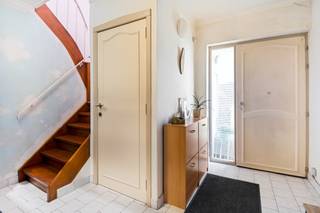 Op zoek naar een gezellige en praktische woning in een aangename woonomgeving? Deze woning in de Veldbloemstraat biedt alles wat nodig is voor comfortabel dagelijks wonen.
De woning beschikt over drie slaapkamers en twee badkamers, wat zorgt voor de nodige ruimte en flexibiliteit voor een gezin. De woning biedt bovendien een goed comfort en geeft nieuwe bewoners de mogelijkheid om de verschillende ruimtes verder naar eigen smaak in te richten.
Achteraan bevindt zich een gezellige tuin, ideaal om op zonnige dagen even buiten te zitten of te genieten van een momentje rust.
Gelegen in een gezinsvriendelijke woonwijk in het centrum van Oud-Turnhout direct bij alle scholen en winkels is dit een interessante woning voor wie op zoek is naar een praktische gezinswoning met voldoende ruimte en mogelijkheden.
Benieuwd naar deze woning? Neem dan gerust contact met ons op voor meer informatie of een bezoek ter plaatse.
Oppervlakten zijn indicatief en conform EPC.
