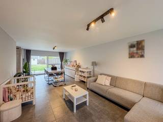 Op het einde van een doodlopende straat huisvest deze rustig gelegen woning met volgende indeling:<br /><br />GELIJKVLOERS:<br />Inkomhal met apart toilet - leefruimte - open en volledig ingerichte keuken - berging/wasruimte.<br /><br />VERDIEP 1:<br />Nachthal - 3 slaapkamers - volledig ingerichte badkamer met toilet, instapdouche en ligbad.<br /><br />TUIN:<br />Ruime oprit met carport - achterliggende tuin met zonneterras en ruime tuinberging.<br /><br />ALGEMEEN:<br />- CV op aardgas, condensatieketel.<br />- Schrijnwerk: PVC, hoogrendementsbeglazing.<br />- Ventilatie: systeem D.<br />- Regenwaterput aanwezig: 7.500l<br />- Elektriciteit: Zonnepanelen aanwezig!<br />- Zeer energiezuinige woning! (E26)<br />- Vrij vanaf 01/02/2027.<br /><br />Meer info op www.vastgoedvanoverschelde.be