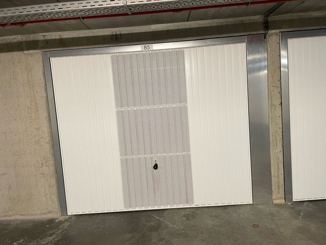 Grand garage de 4,29m de large et 8,80m de long à vendre situé au bas d'une nouvelle résidence Paddock, à un jet de pierre de la mer à La Panne. - photo 3