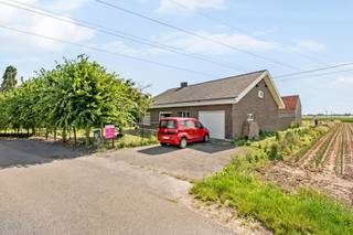 Deze alleenstaande instapklare woning is zeer rustig gelegen.<br /><br />Op de gelijkvloerse verdieping is volgende indeling aanwezig: inkomhal, gastentoilet, lichtrijke leefruimte, ruime keuken, berging, garage, badkamer, 1 slaapkamer, tuin met weide en een bijgebouw.<br />Op de eerste verdieping zijn 2 slaapkamers (waarvan er in één nog een dakraam moet voorzien worden), wasplaats (met toilet) en een ruime zolder aanwezig.<br /><br />PLUSPUNTEN:<br />- +- 4400 M2 GROND<br />- CONFORME ELEKTRICITEIT<br />- RUSTIGE LIGGING