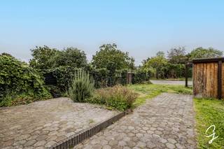 Te koop te Berlare!<br />Dit aangename appartement in Berlare combineert comfort, ruimte en een rustige ligging.<br />Het appartement maakt deel uit van een kleinschalige en rustige residentie met slechts 6 appartementen. Het gebouw dateert uit 2002.<br />De ruime woonkamer en open keuken vormt het hart van de woning en sluit mooi aan op de veranda met mooi zicht op het privé terras en tuin. Daarnaast beschikt het appartement over een praktische berging in de kelder van maar liefst 17 vierkante meter, een badkamer met douche in bad en 2 slaapkamers. Extra berging aanwezig in het appartement.<br />Een extra troef is de rustige ligging met weinig doorgaand verkeer. U woont hier in een aangename omgeving, op korte afstand van het Donkmeer en talrijke wandel- en fietsroutes, terwijl ook het centrum van Berlare vlot bereikbaar blijft. Een ideale combinatie van rust, natuur en bereikbaarheid.<br />In het gebouw is een lift aanwezig en een aparte fietsenberging.<br />Autostaanplaats verplicht apart aan te kopen voor 10.000EUR<br />Een interessante opportuniteit voor wie op zoek is naar een ruim appartement in een rustige omgeving!<br />Graag een bezoek ter plaatse?<br />Contacteer Bernhard via 0476 022 089 of bernhard@cornelis-goeman.be.