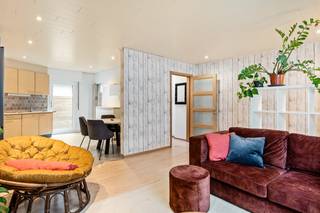 Deze charmante gesloten bebouwing is uitstekend gelegen op het Kerkplein, pal in het centrum van Stabroek. Dankzij de centrale ligging bevinden winkels, scholen en het openbaar vervoer zich op wandelafstand. U betreedt de woning via de gezellige woonkamer met open keuken, die samen een aangename en lichtrijke leefruimte vormen. Op het gelijkvloers is tevens een praktische berging voorzien met aansluitingen voor wasmachine en droogkast. Via de houten trap bereikt u de eerste verdieping, waar zich twee volwaardige slaapkamers en een badkamer bevinden. Daarnaast beschikt de woning over een droge kelder, waar de verwarmingsketel werd geïnstalleerd. Achteraan de woning bereikt u via het gemeenschappelijke steegje de fietsenberging en de oost-georiënteerde tuin. Hier kan u in alle rust genieten van de ochtend- en middagzon. Het steegje is eveneens toegankelijk via een poortje aan het Kerkplein. 