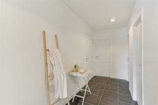 <p><span>INDELING</span></p>
<p><span><br />1STE VERDIEPING</span></p>
<p><span>Appartement 3 is gelegen op de 1ste verdieping links (lift aanwezig) van de mooie residentie genaamd "Mansum", bestaande uit 8 woonéénheden, gelegen op slechts +/- 70 meter van de Grote markt.</span></p>
<p><span>Het heeft een bewoonbare oppervlakte van 100 m² en bestaat uit een inkomhal, een ruime eet-/woonkamer (39m²) met een open, modern ingerichte keuken (diepvries met 3 lades, ijskast, elektrisch fornuis, combi-oven, afwasmachine) en aansluitend een berging/technische ruimte.</span></p>
<p><span> </span></p>
<p><span>Verder zijn er 2 slaapkamers (16m² - 9m²), een badkamer met bad/douche, lavabo en kastmeubel, en een apart toilet in de inkomhal.</span></p>
<p><span>Achteraan is er een gezellig, zuid-georiënteerd terras (7,5m²).</span></p>
<p><span> </span></p>
<p><span>PARKING</span></p>
<p><span>Op de privéparking achter het gebouw beschikt men over een garagebox met automatische poort, verlichting en een stopcontact.</span></p>
<p><span>Tevens heeft men een ruime overdekte fietsenstalling voor 3 fietsen per appartement. </span></p>
<p><span> </span></p>
<p><span>BIJZONDERHEDEN</span></p>
<ul>
<li><span>verwarmd op gas</span></li>
<li><span>verluchtingssysteem type D</span></li>
<li><span>zonwerend glas achteraan en akoestische en isolerende schrijnwerk aan de voorkant.</span></li>
<li><span>lift aanwezig</span></li>
<li><span>garagebox met automatische poort inbegrepen</span></li>
<li><span>gemeenschappelijke kosten<span> </span>50<span> </span>euro per maand</span></li>
<li><span>abonnementskosten voor water, gas en elektriciteit vallen ten laste voor de huurder</span></li>
<li><span>beschikbaar vanaf 1 oktober 2026</span></li>
</ul>
<p><span> </span></p>
<p><span>POSITIEVE ASPECTEN</span></p>
<ul>
<li><span>topligging, op wandelafstand van de markt van Turnhout met horeca, winkels e.d.</span></li>
<li><span>openbaar vervoer is makkelijk toegankelijk, een busknooppunt bevindt zich vlakbij.</span></li>
<li><span>een fietsenstalling voor 24 fietsen en een gezamenlijke afvalberging.</span></li>
</ul>