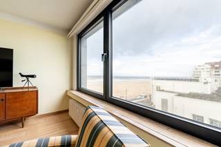 Lichtrijk appartement met zijdelings zeezicht nabij het CasinoOntdek dit ruim en lichtrijk appartement op de vijfde verdieping, ideaal gelegen vlak...