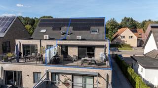 <strong>Ruim duplexappartement met 3 slaapkamers, groot zuidgericht terras en garagebox en staanplaatsen.<br /><br /></strong><strong>Dit ruime duplexappartement combineert een woonindeling met drie volwaardige slaapkamers, een royaal zuidgericht terras van ca. 25 m² en heel wat praktische bergruimte. De verzorgde afwerking met parket, ingebouwde maatkasten, airconditioning en vloerverwarming zorgen voor extra wooncomfort. Achteraan bevindt zich bovendien een ruime garagebox met bijkomende bergruimte en extra staanplaatsen.</strong><br /><br /><strong>Gelijkvloerse verdieping</strong><br />
<ul>
<li>een eigen <strong>inkomhal </strong>met meterkast en technische berging;</li>
<li>een trap naar de eerste verdieping;</li>
</ul>
<strong>Eerste verdieping</strong><br />
<ul>
<li>een <strong>inkomhal, </strong>gastentoilet met handenwasser en ingebouwde vestiairekast;</li>
<li>een ruime en lichtrijke <strong>woonkamer </strong>op parket met <strong>ingebouwde</strong> <strong>kasten </strong>en een <strong>maatwerk TV-meubel</strong>;</li>
<li>een groot schuifraam met rechtstreekse toegang tot het <strong>zuidgerichte terras </strong>voorzien van<strong> automatische zonnetent;</strong></li>
<li>een afzonderlijke <strong>leefkeuken</strong>, bereikbaar via een glazen deur en afgewerkt met keramische tegelvloer, uitgeruste met inductiekookplaat, heteluchtoven, inbouwkoelkast, vaatwasser en spoelbak;</li>
<li>een <strong>ruime berging/wasplaats</strong> met aansluiting voor wasapparatuur;</li>
<li>een bijkomende technische berging op de gang;</li>
</ul>
<strong>Tweede verdieping</strong><br />
<ul>
<li>een nachthal;</li>
<li>een ruime <strong>hoofdslaapkamer </strong>op parket;</li>
<li><strong>twee </strong>bijkomende <strong>volwaardige</strong> <strong>slaapkamers</strong> op parket;</li>
<li><strong>airconditioning </strong>in twee van de drie slaapkamers;</li>
<li>een verzorgde <strong>badkamer </strong>met inloopdouche, dubbele lavabo, hangtoilet en handdoekradiator;</li>
</ul>
<strong>Garage en parkeren</strong><br />
<ul>
<li>een extra <strong>ruime garagebox </strong>achteraan het gebouw;</li>
<li>een <strong>automatische elektrische garagepoort </strong>en <strong>afzonderlijke toegangsdeur</strong>;</li>
<li>bijkomende <strong>ruimte </strong>voor<strong> fietsen, berging of werkplaats</strong>;</li>
<li>verlichting en stopcontacten aanwezig;</li>
<li>autostaanplaatst met plek voor twee wagens.</li>
</ul>
<strong>Algemeen:</strong><br />
<ul>
<li><strong>vloerverwarming</strong></li>
<li><strong>garagebox </strong>met bergwerkruimte en<strong> autostaanplaatsen inbegrepen in de verkoopprijs;</strong></li>
<li><strong>maandelijkse provisie van € 100/maand; (werkelijke kost 2025 ca. €70/maand)</strong></li>
<li>stedenbouwkundige informatie in aanvraag;</li>
<li>mogelijkheid tot plaatsing zonnepanelen;</li>
</ul>