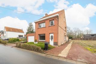 GELIJKVLOERSInkomhal 6,5 m² op linoleum. Leefruimte 32,5 m² op laminaat. Keuken 14 m² op tegel.Badkamer 10,5 m² op linoleum met ligbad, bidet en...